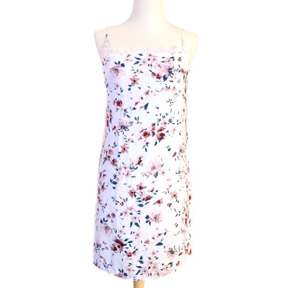 Hollister Dresses & Skirts - 🌺 Dainty slip dress 🌺